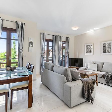 2 Bedroom Apartment Assia With Communal Pool, Aphrodite Hills Resort Kouklia Buitenkant foto